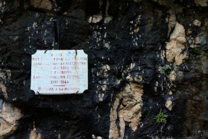 Plaque apposée sur la falaise rappelant le nom de Louis-Toussaint Revol