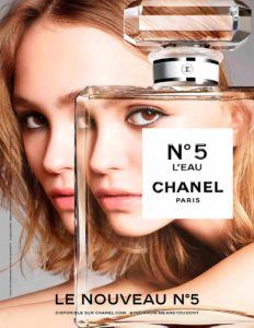 Publicité pour un parfum utilisant comme accroche le portrait de Lily Rose Depp
