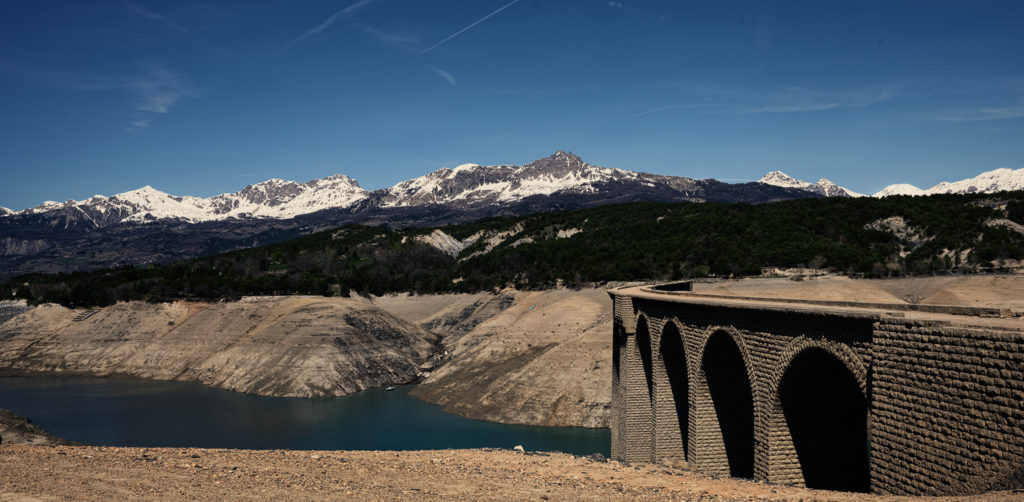 Par sa forme de S, le viaduc enjambe à près de 50 mètres le lac de Serre-Ponçon. ©La Boîte A2