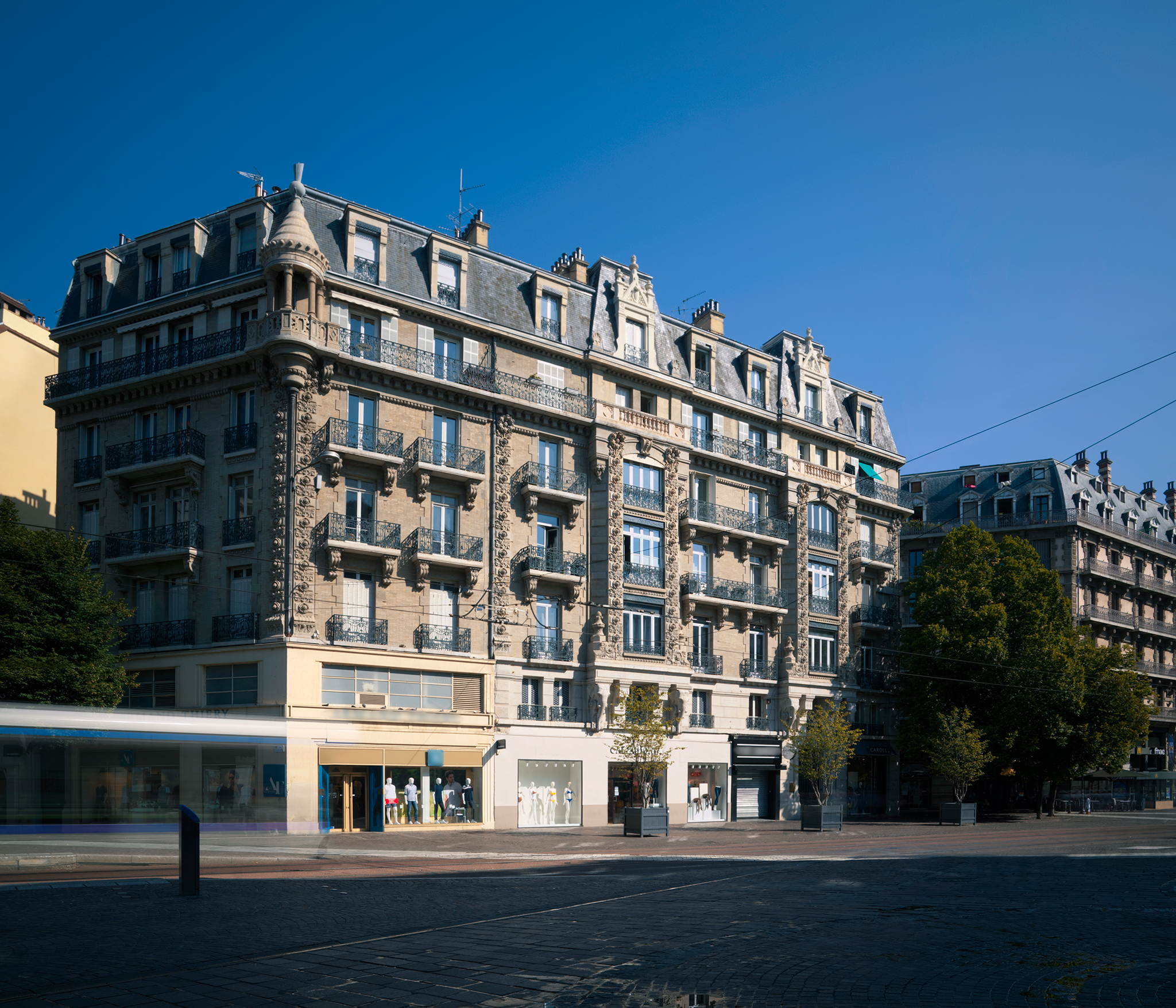 L'Immeuble aux Eléphants de la rue Félix Poulat n'est autre que l'ancien siège des Ciments Berthelot de Grenoble, principal concurrent de Joseph Vicat. ©Raphaël Charuel